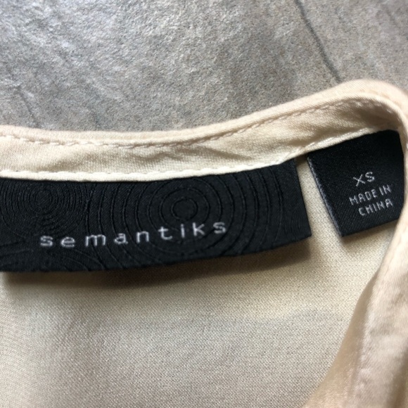 Semantiks silk spandex blouse with ruffle detail in cream. Size XS - Picture 4 of 4